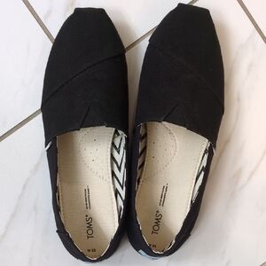Like new - TOMS Women's Classic Black Canvas Flats